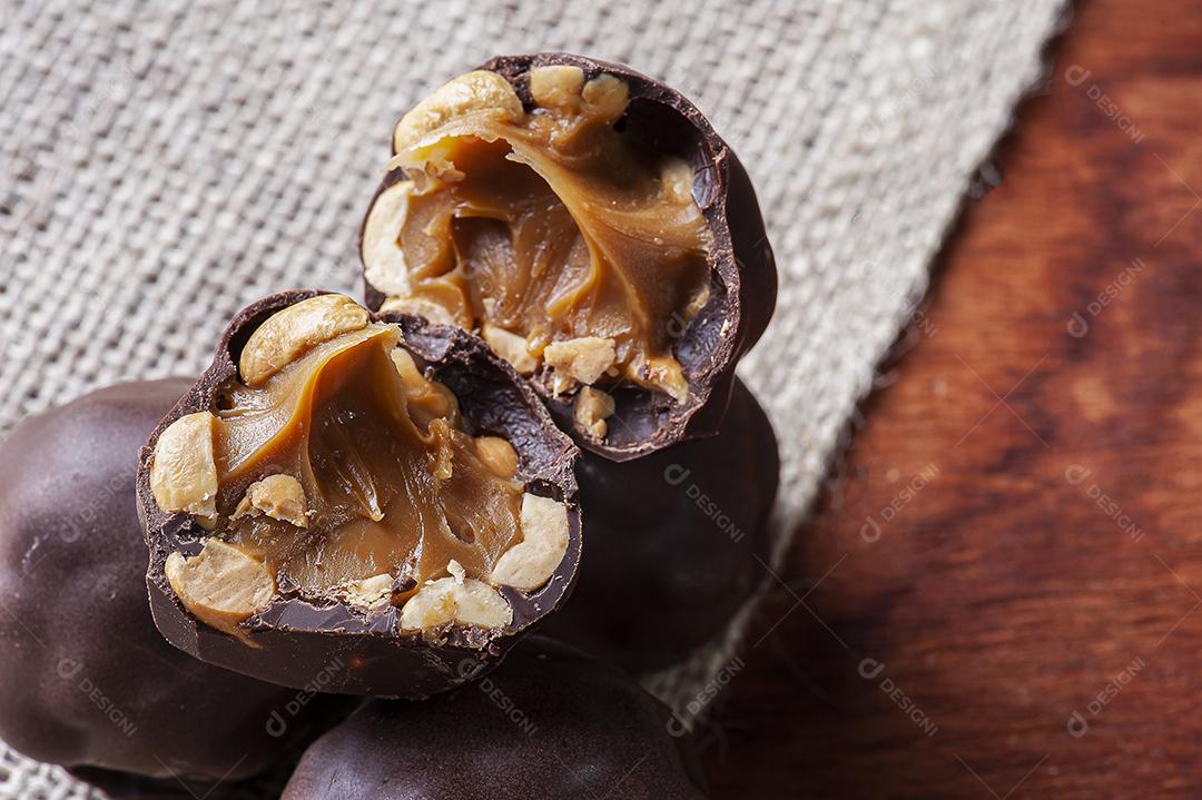 Um tipo de brigadeiro chamado Charge, com dulce de leche e ervilha