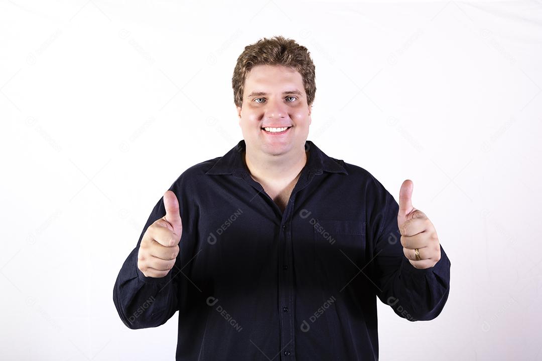 Fotos Homem caucasiano fazendo positivo com a mão isolada no branco