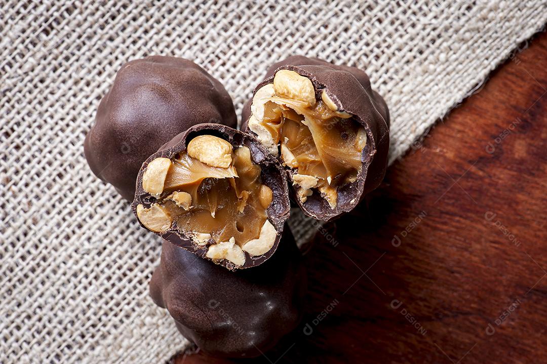 Um tipo de brigadeiro chamado Charge, com dulce de leche e ervilha