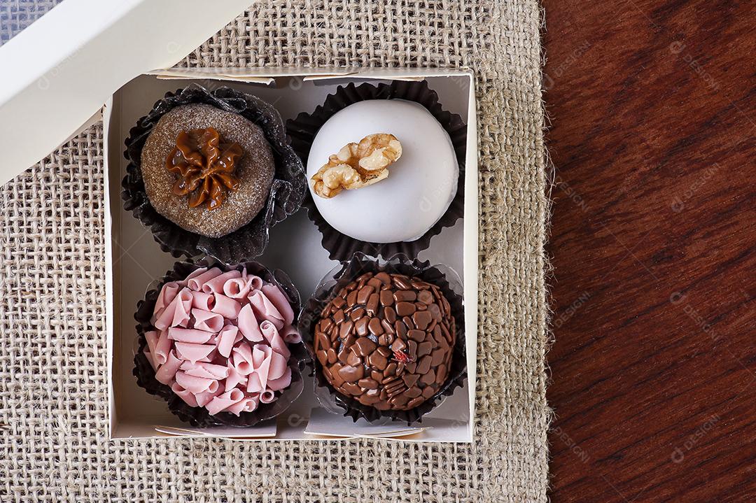 Vários tipos de brigadeiro em uma caixa