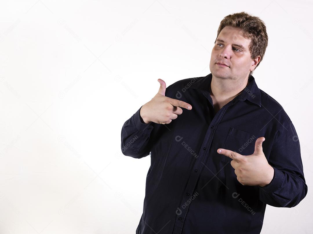 Fotos Homem plus size em fotos de estúdio com fundo branco