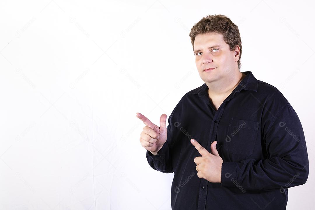 Fotos Jovem curvilíneo posando em um fundo branco isolado