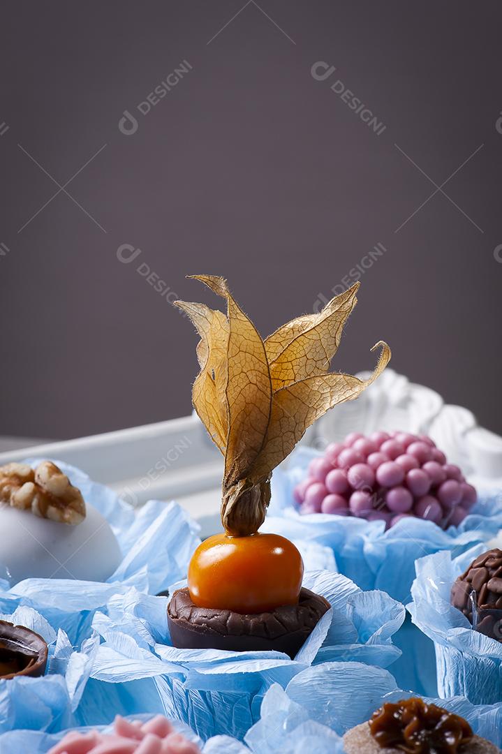 Vários tipos de brigadeiro gourmet em uma bandeja espelhada. Típico