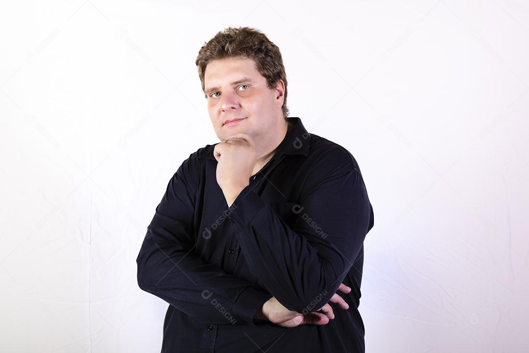 Homem plus size em fotos de estúdio com fundo branco Imagem JPG