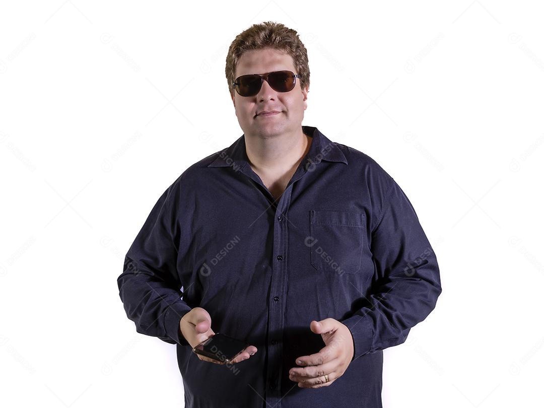 Homem loiro com óculos de sol enviando mensagem no smartphone isolado Imagem JPG