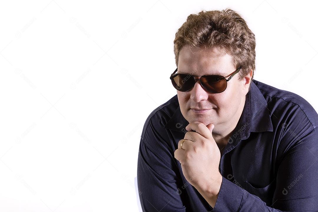 Homem loiro com óculos de sol isolado Imagem JPG