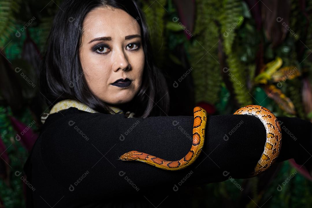 Modelo japonês em ensaio com cobra no estúdio fotográfico Imagem JPG