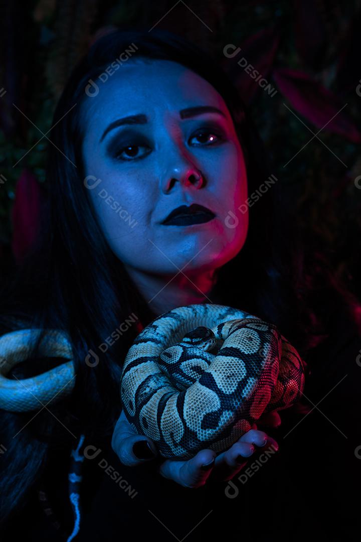 Modelo japonês em ensaio com cobra no estúdio fotográfico Imagem JPG