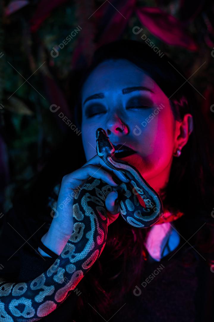 Modelo japonês em ensaio com cobra no estúdio fotográfico Imagem JPG