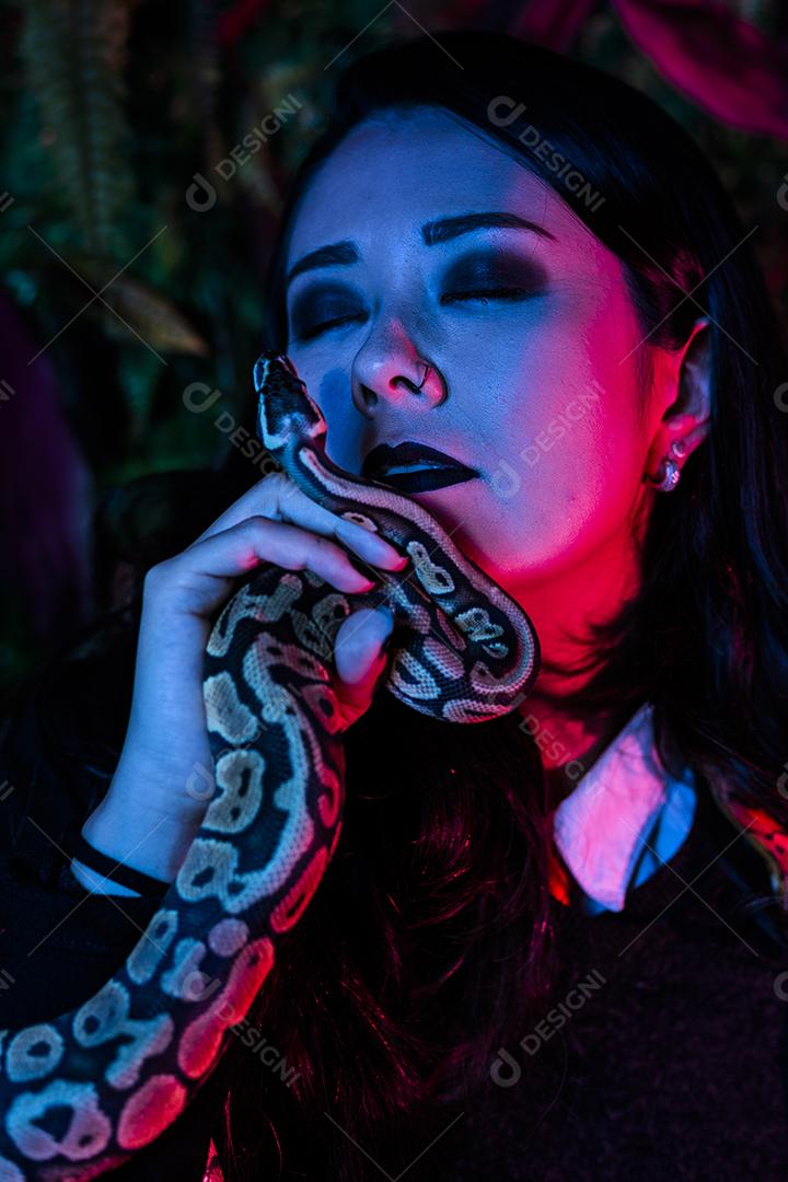 Modelo japonês em ensaio com cobra no estúdio fotográfico Imagem JPG