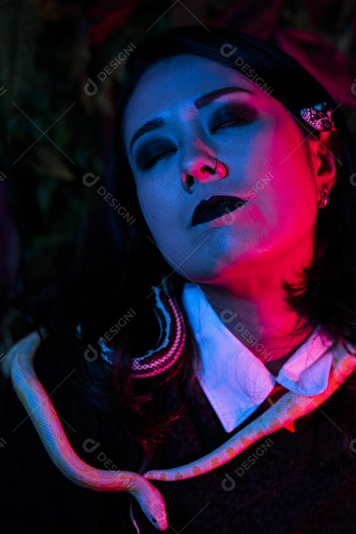 Modelo japonês em ensaio com cobra no estúdio fotográfico Imagem JPG