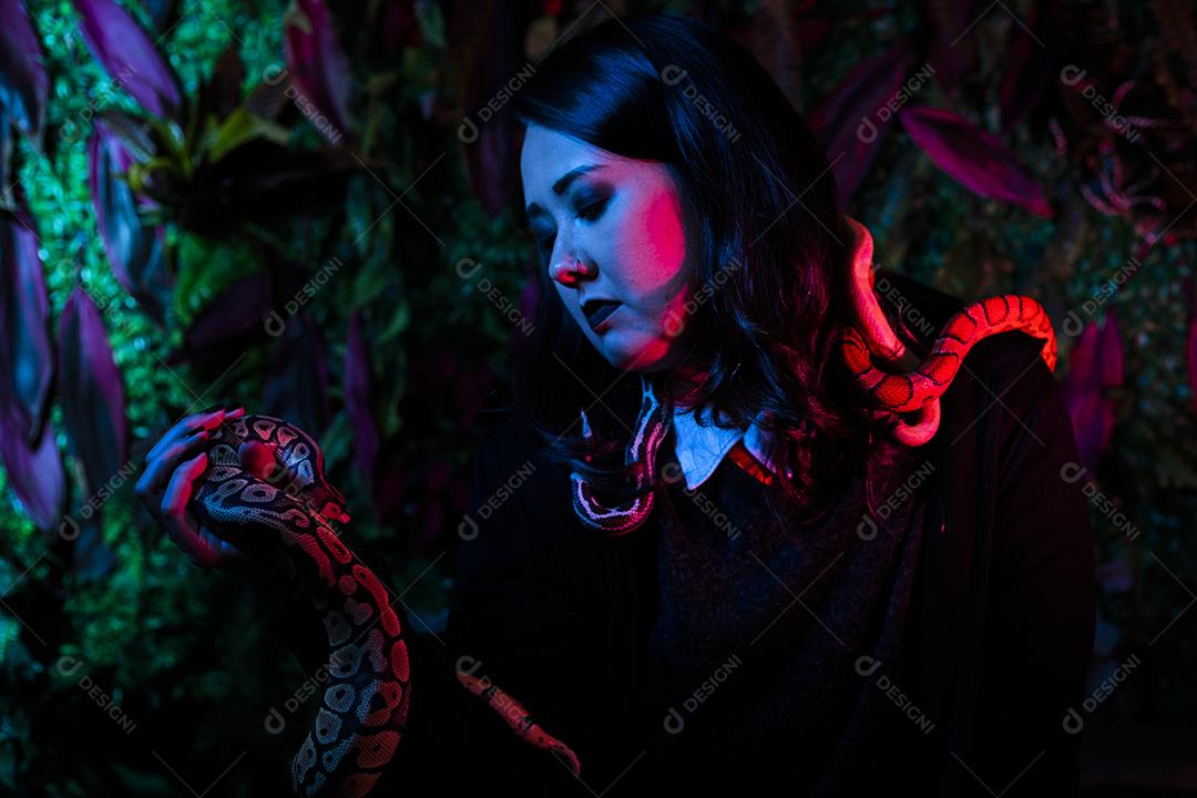 Modelo japonês em ensaio com cobra no estúdio fotográfico Imagem JPG