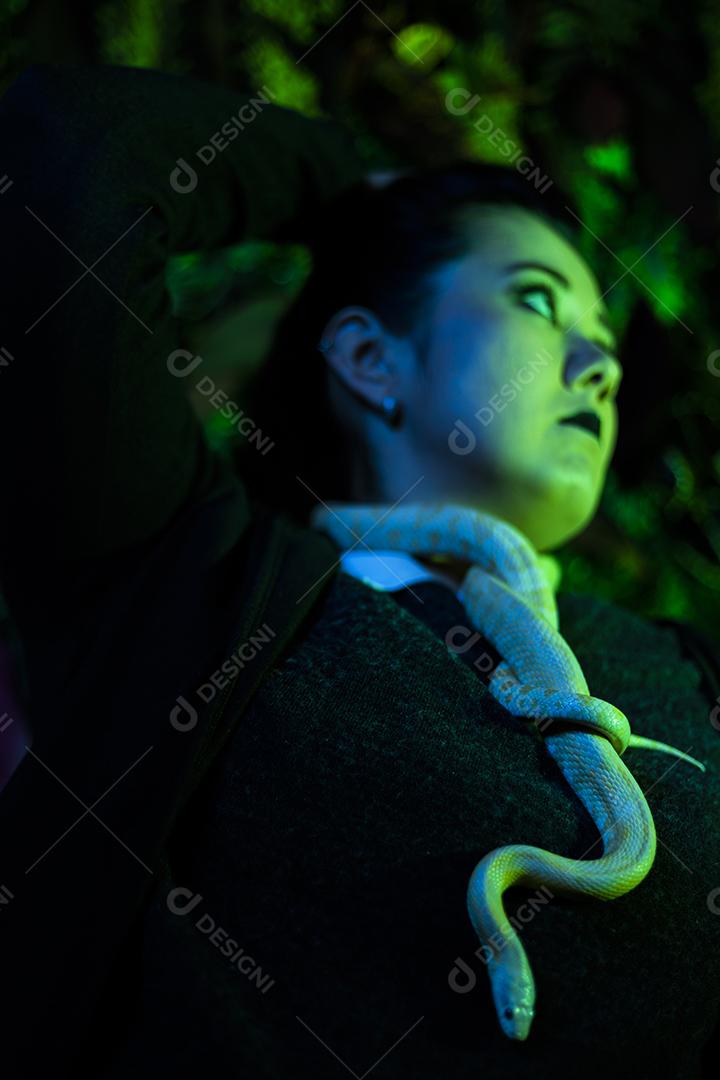 Modelo japonês em ensaio com cobra no estúdio fotográfico Imagem JPG