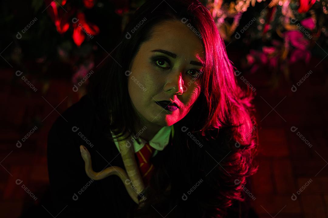 Modelo japonês em ensaio com cobra no estúdio fotográfico Imagem JPG