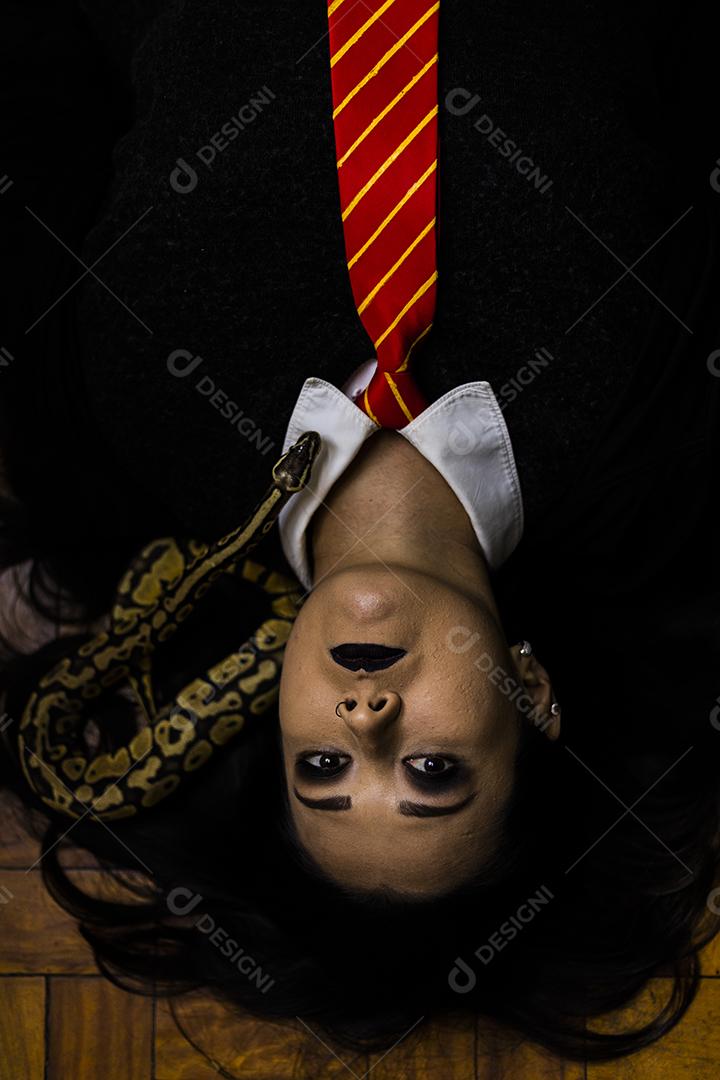 Modelo japonês em ensaio com cobra no estúdio fotográfico Imagem JPG