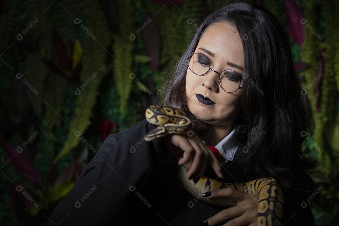 Modelo japonês em ensaio com cobra no estúdio fotográfico Imagem JPG