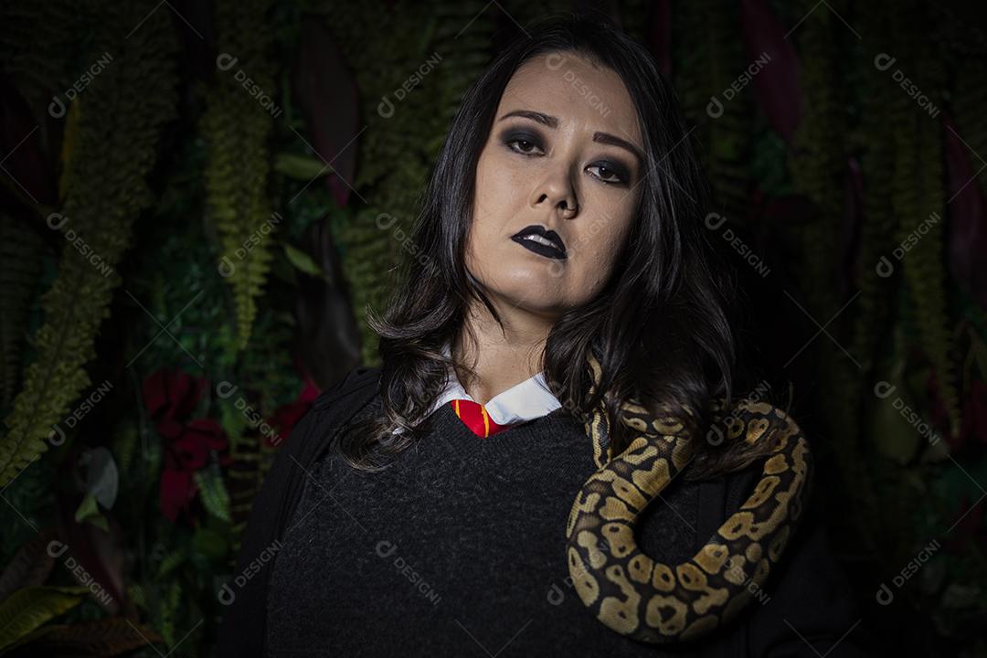 Modelo japonês em ensaio com cobra no estúdio fotográfico Imagem JPG