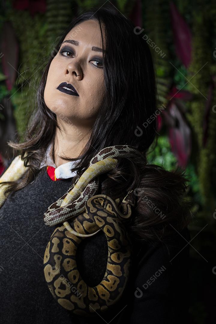 Modelo japonês em ensaio com cobra no estúdio fotográfico Imagem JPG