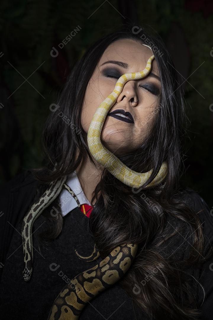 Modelo japonês em ensaio com cobra no estúdio fotográfico Imagem JPG