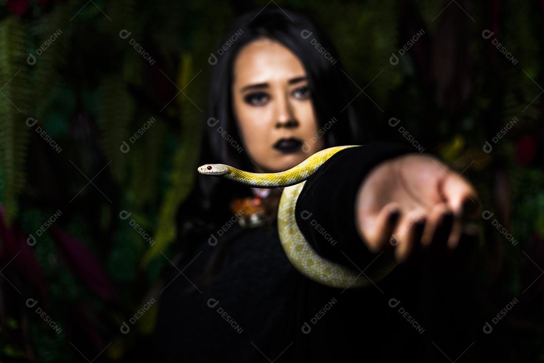 Modelo japonês em ensaio com cobra no estúdio fotográfico Imagem JPG