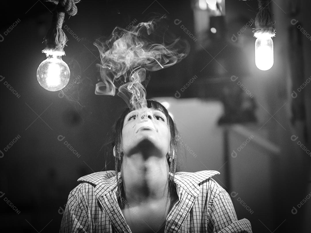 Mulher fazendo ensaio fotograficos Imagem JPG