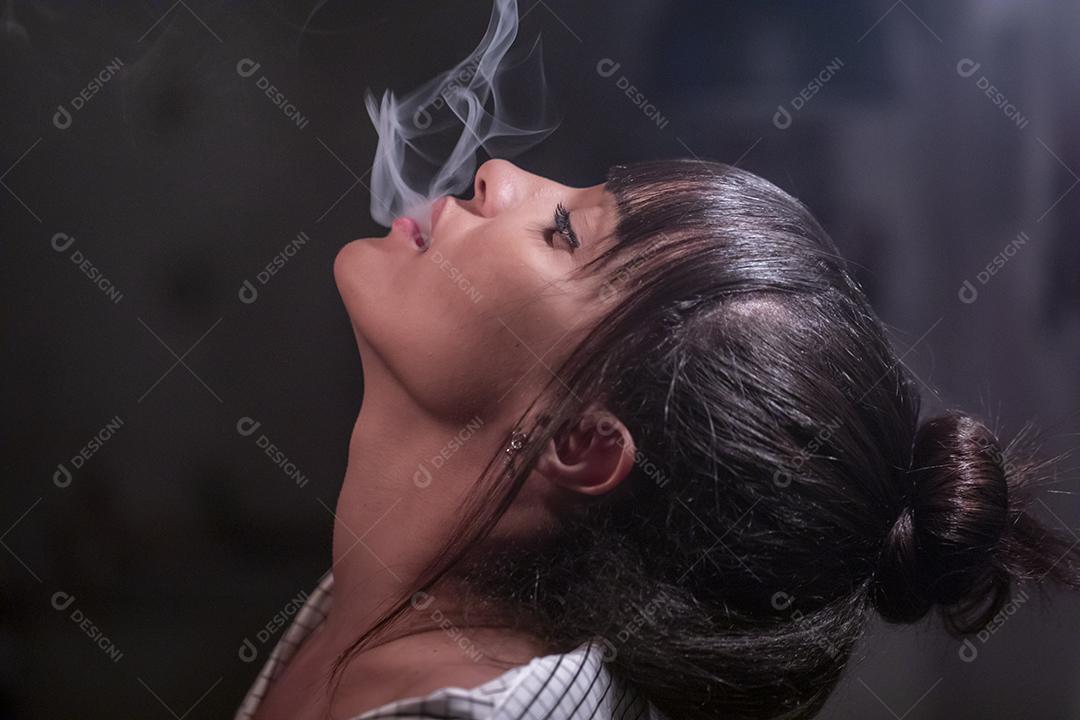 Mulher fazendo ensaio fotograficos Imagem JPG