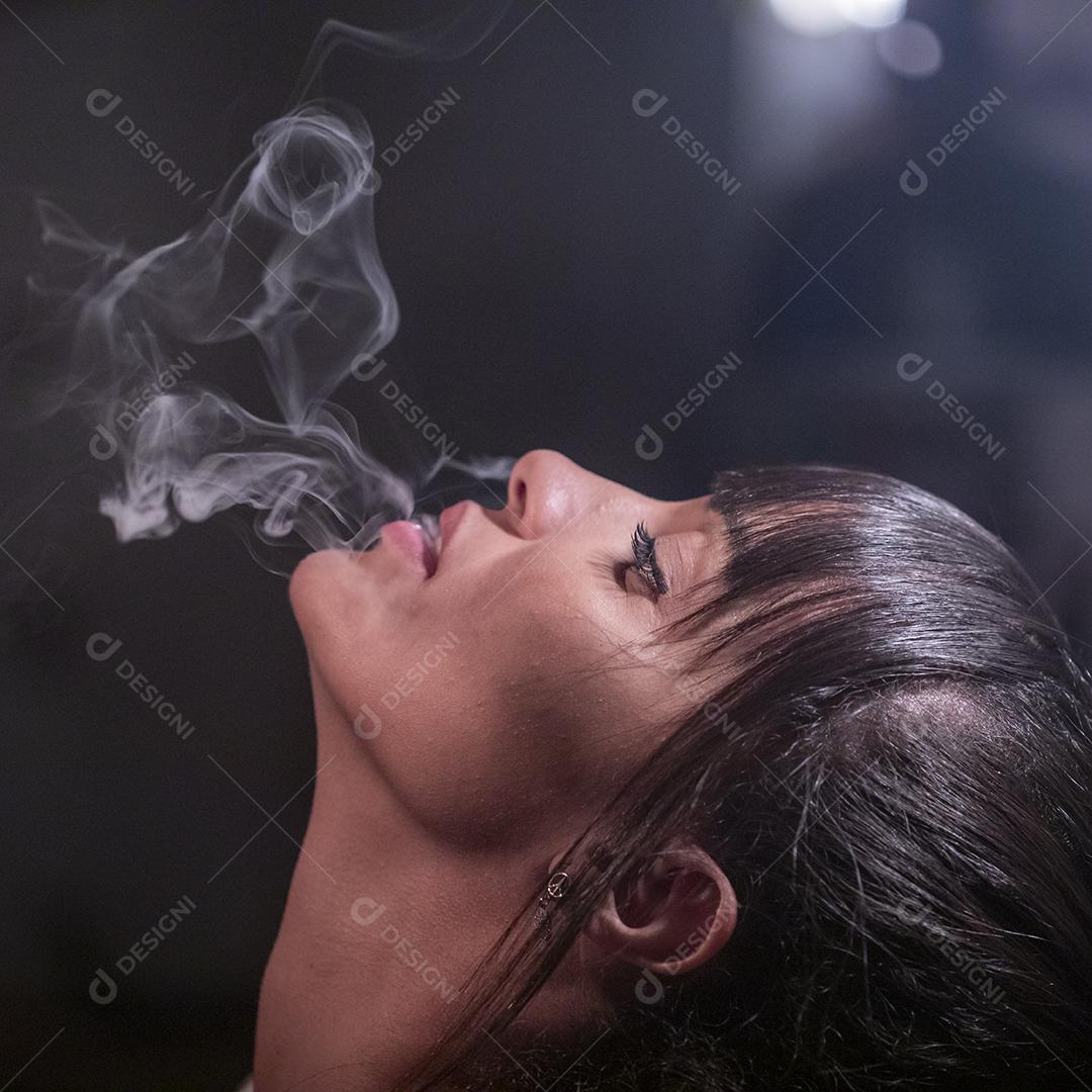 Mulher fazendo ensaio fotograficos Imagem JPG