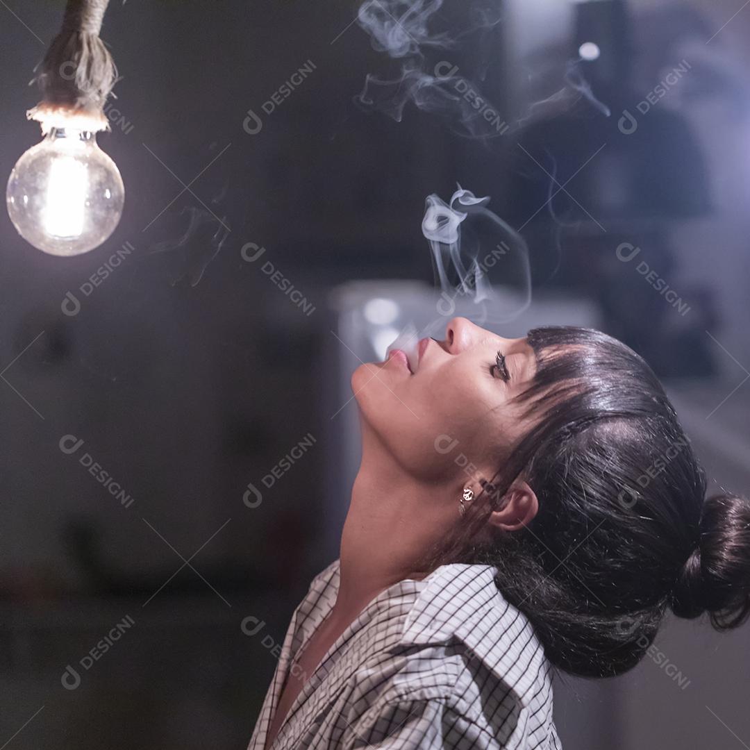 Mulher fazendo ensaio fotograficos Imagem JPG