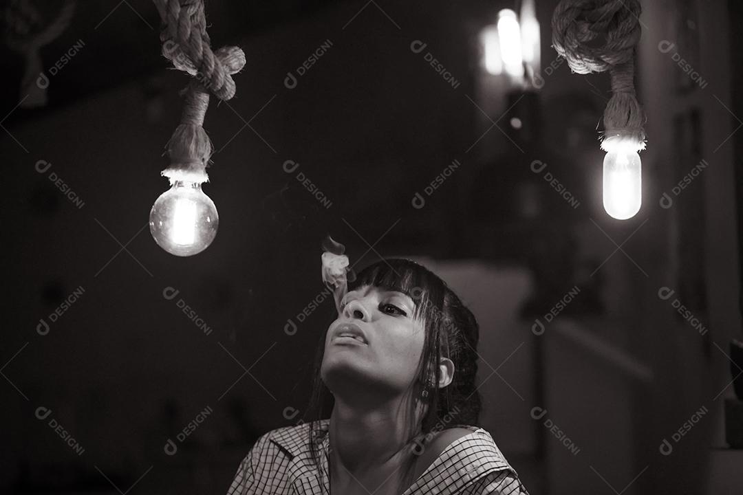 Mulher fazendo ensaio fotograficos Imagem JPG