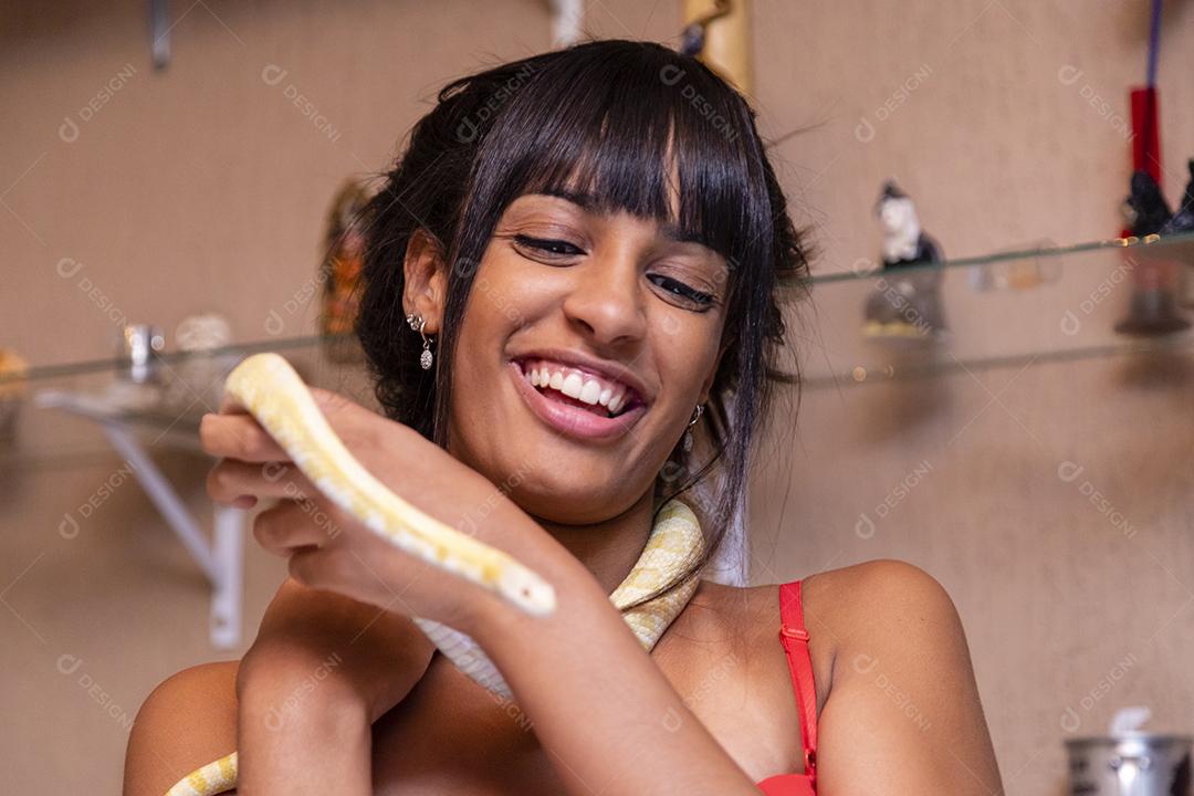 Mulher segurando cobra do milho Imagem JPG