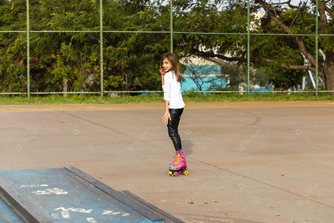 Garota andando de patins em uma quadra Imagem JPG