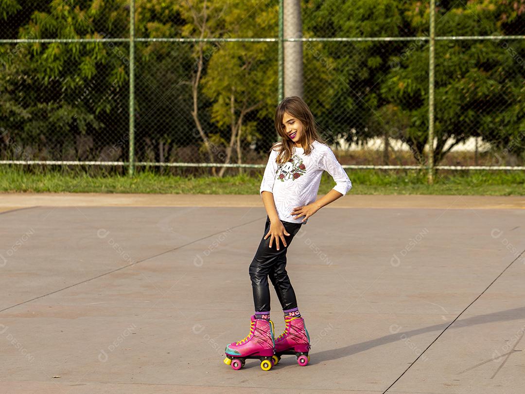 Garota andando de patins em uma quadra Imagem JPG