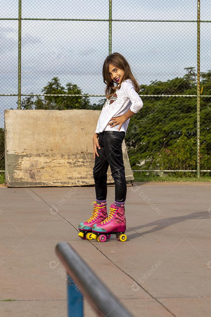Garota andando de patins em uma quadra Imagem JPG