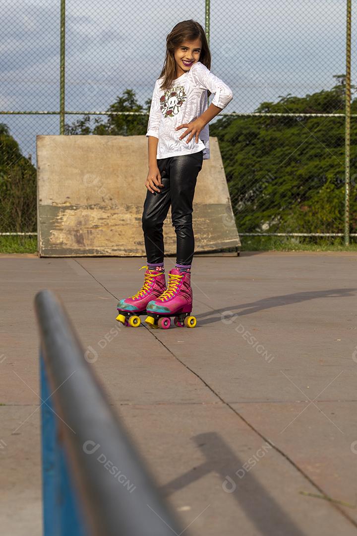 Garota andando de patins em uma quadra Imagem JPG