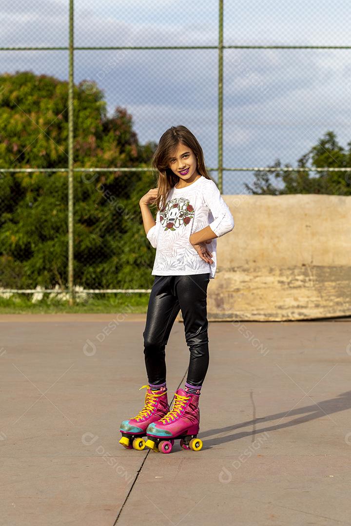 Garota andando de patins em uma quadra Imagem JPG