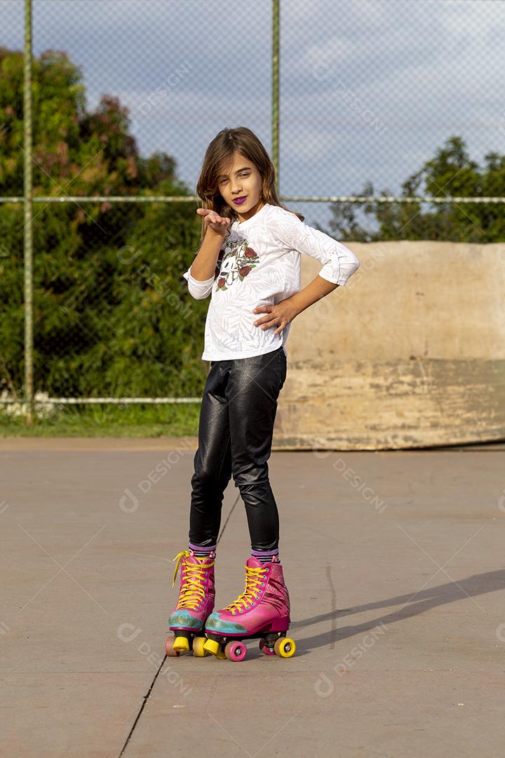 Garota andando de patins em uma quadra Imagem JPG