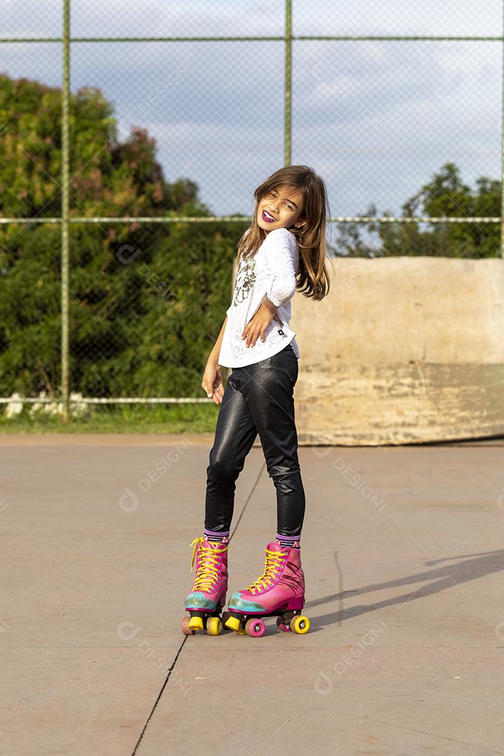 Garota andando de patins em uma quadra Imagem JPG