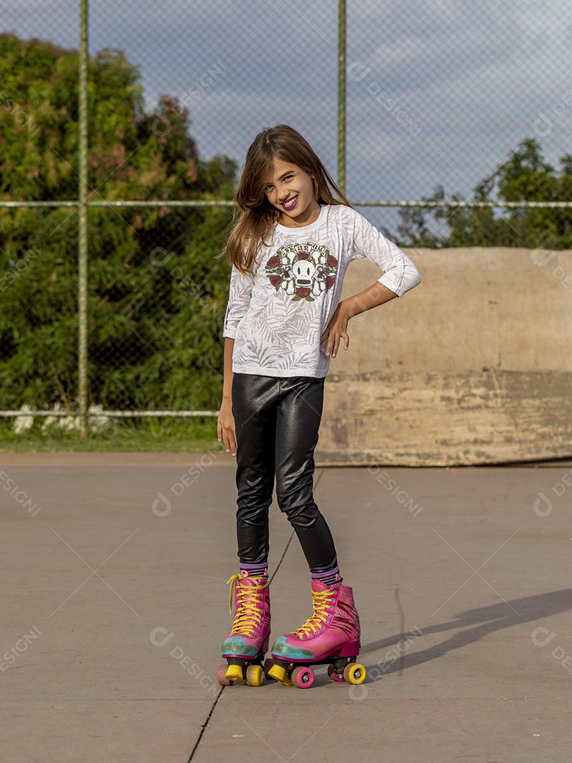 Garota andando de patins em uma quadra Imagem JPG