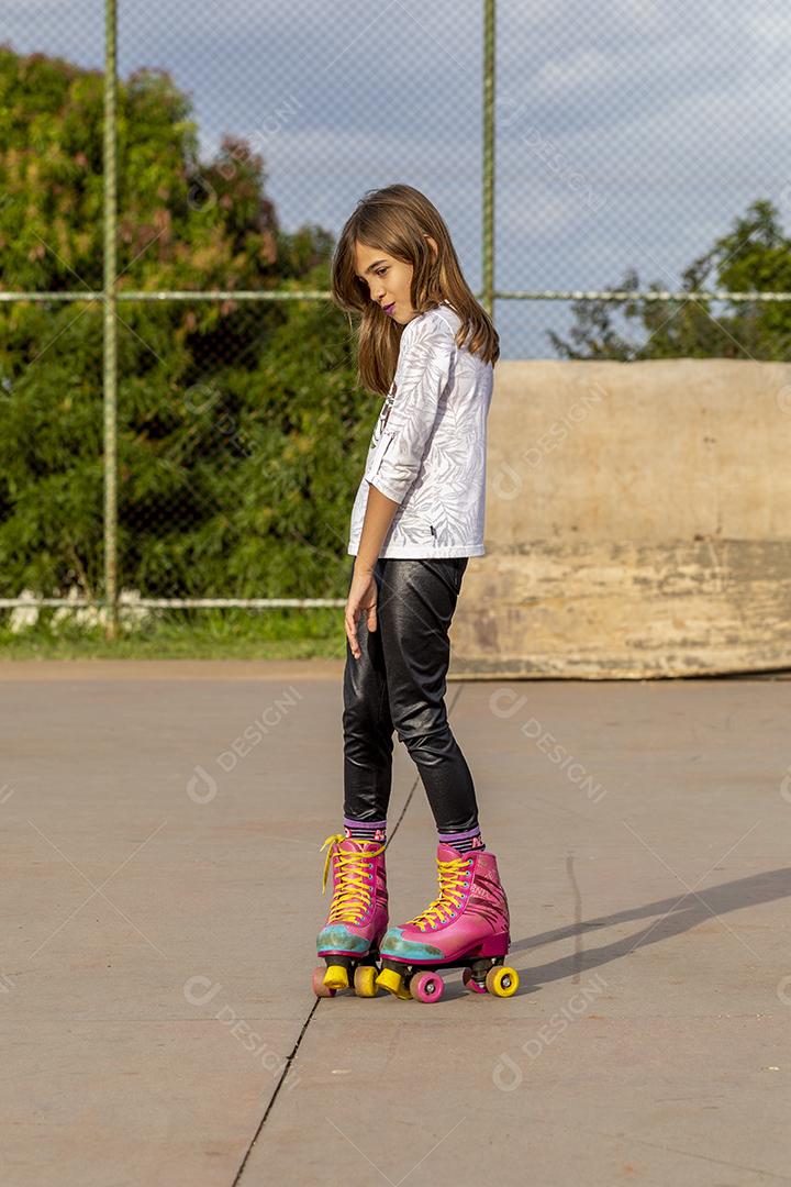 Garota andando de patins em uma quadra Imagem JPG