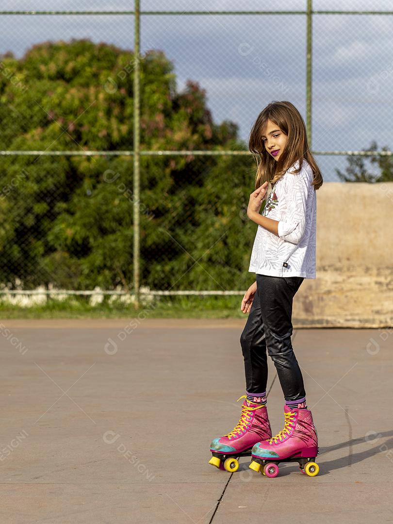 Garota andando de patins em uma quadra Imagem JPG