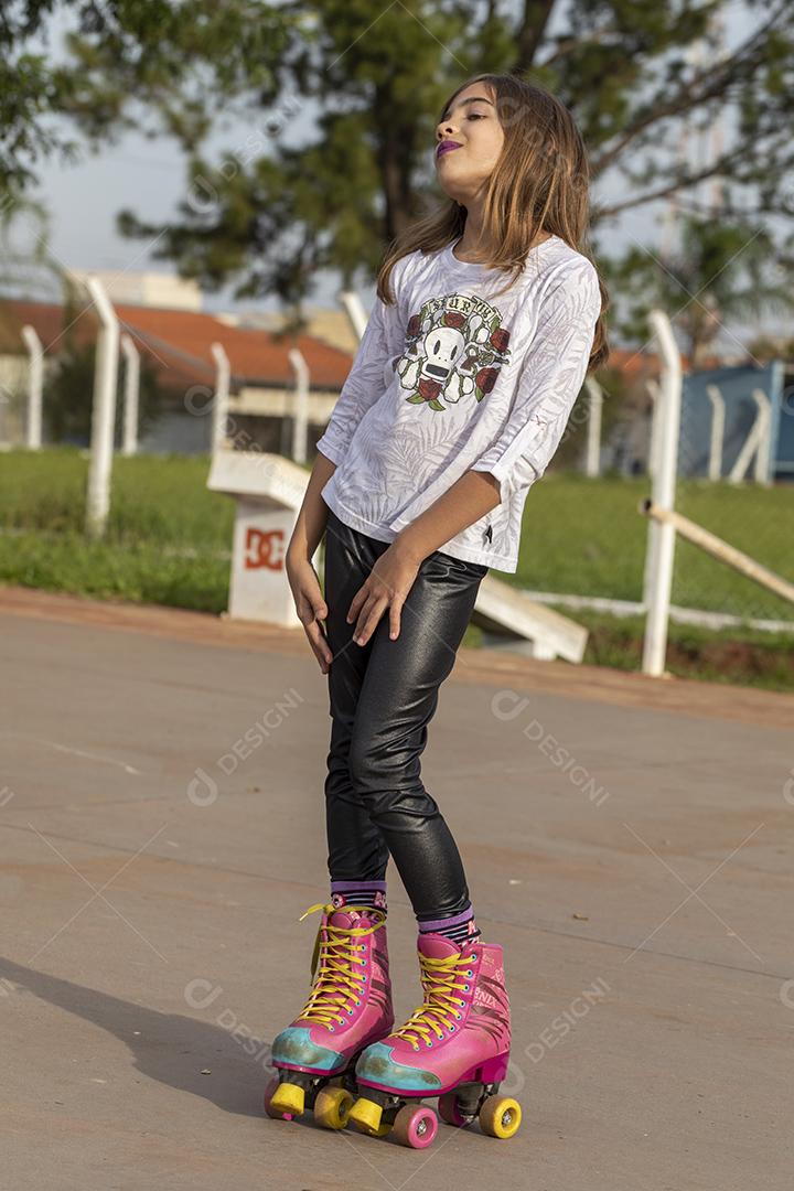 Garota andando de patins em uma quadra Imagem JPG