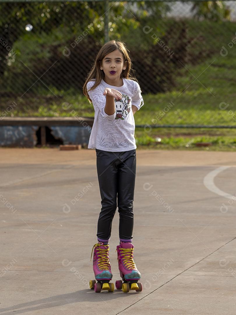 Garota andando de patins em uma quadra Imagem JPG