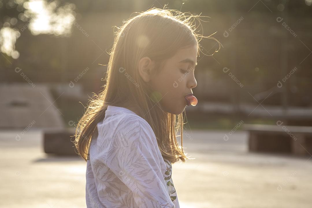 Menina tirando foto iluminaçao do sol Imagem JPG