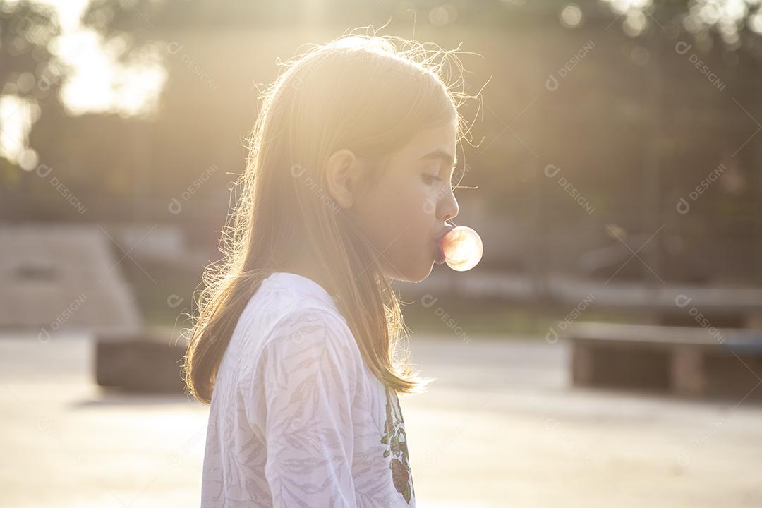 Menina tirando foto iluminaçao do sol Imagem JPG