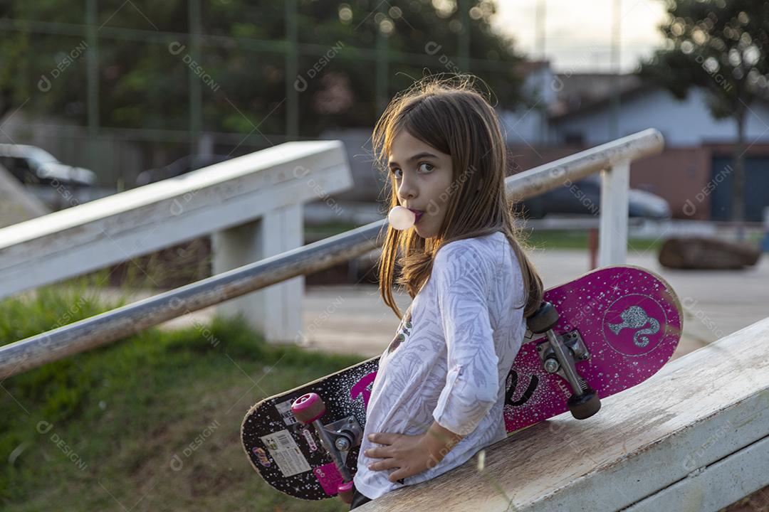 Fotos Garota em uma quadra tirando fotos mascando um chiclete