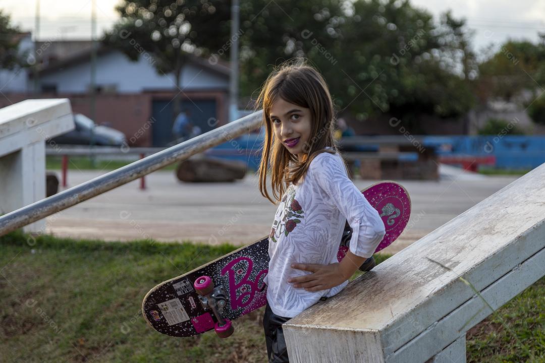 Fotos Garota em uma quadra tirando fotos
