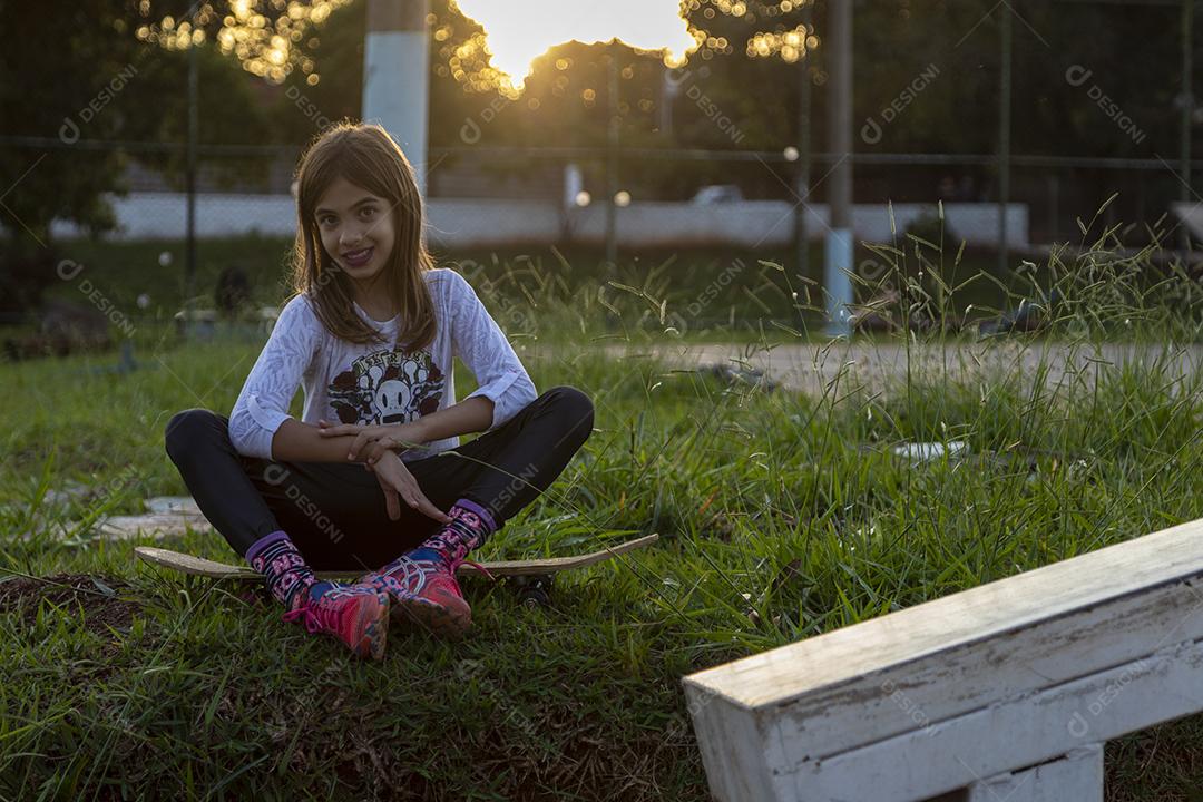 Menina tirando foto iluminaçao do sol Imagem JPG