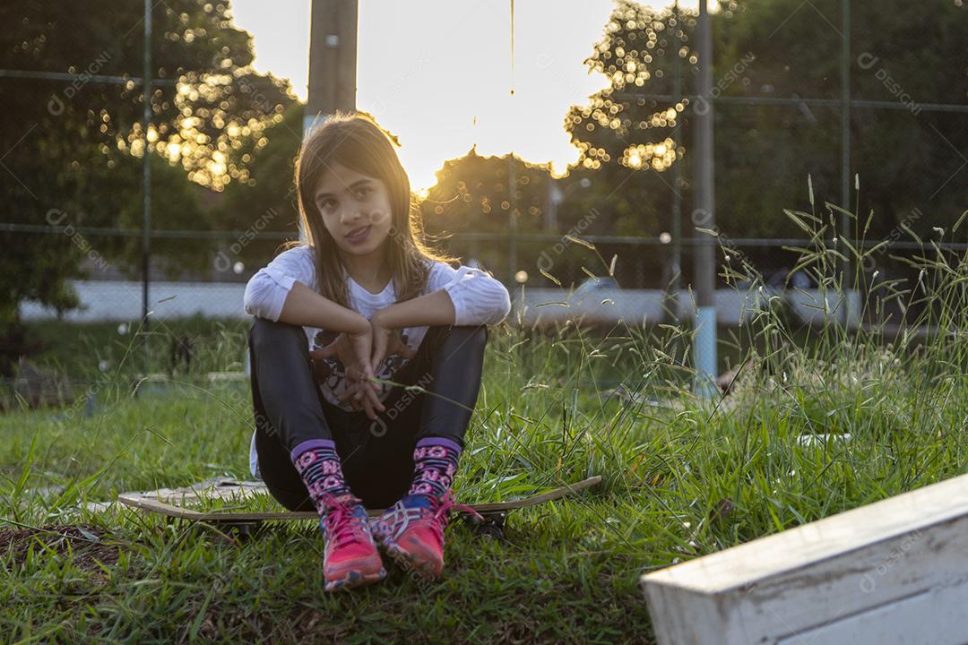 Menina tirando foto iluminaçao do sol Imagem JPG