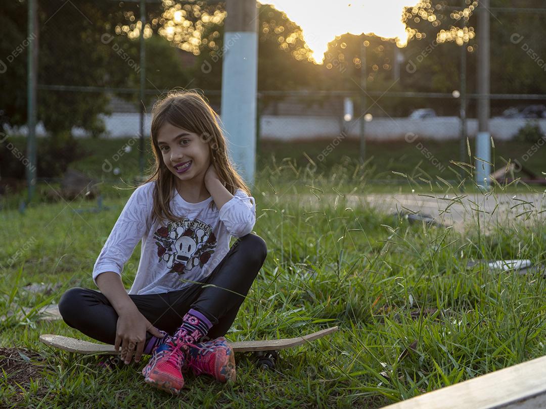 Menina tirando foto iluminaçao do sol Imagem JPG