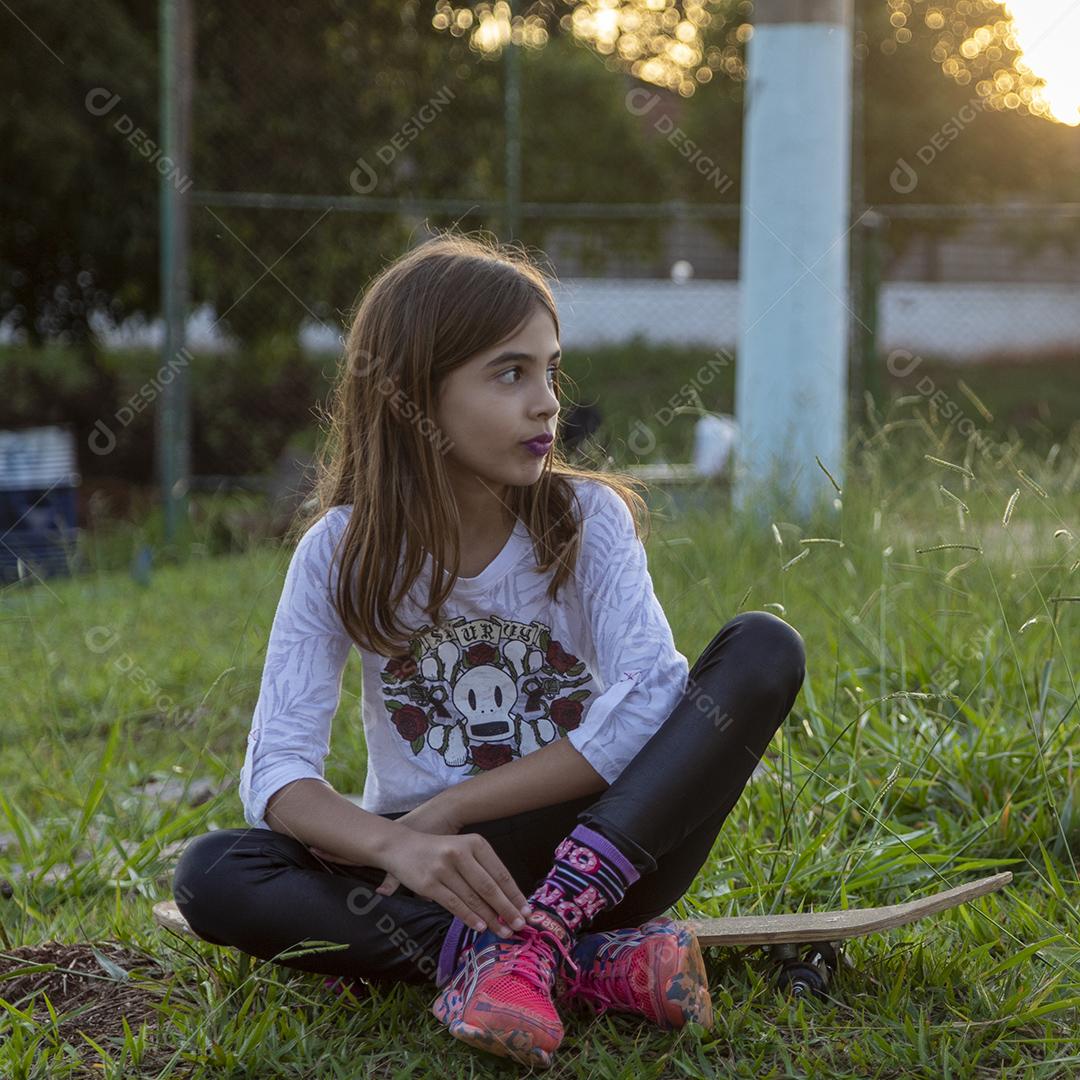 Menina tirando foto iluminaçao do sol Imagem JPG